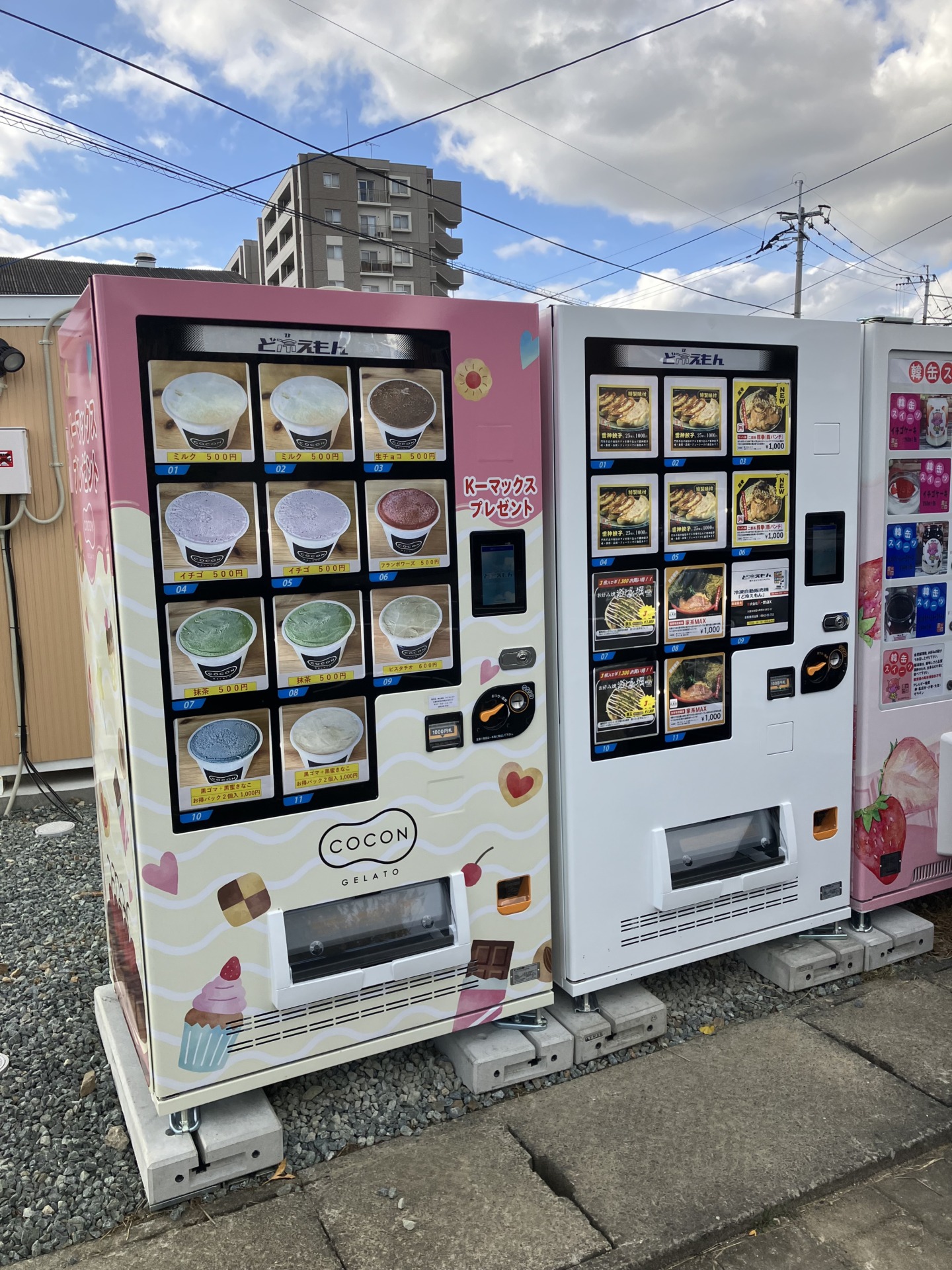 2022年11/28キャロル津福店様・kパーク八女に5,6号機自販機 COCON